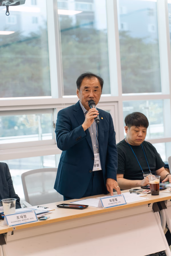 하리단길 2차 리빙랩, 마이크를 든 참가자 발언 장면